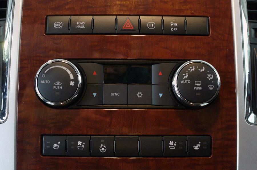  Dodge Ram 3500 Laramie Mega Cab 2010 года  (фото 11 из 37)